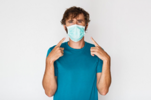 Hombre con mascarilla para prevenir coronavirus, gripe y resfriado