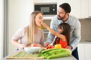 Familia adoptando propósito saludable de adoptar una alimentación saludable en 2021