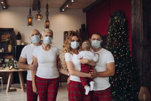 Familia celebrando navidad por videollamada en época de coronavirus