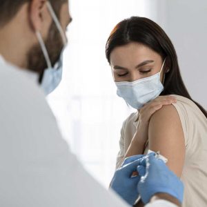 Mujer vacunándose contra el coronavirus